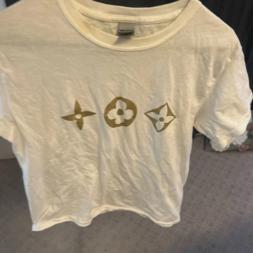 Designer inspired logo short sleeve shirt. - Picture 11 of 15